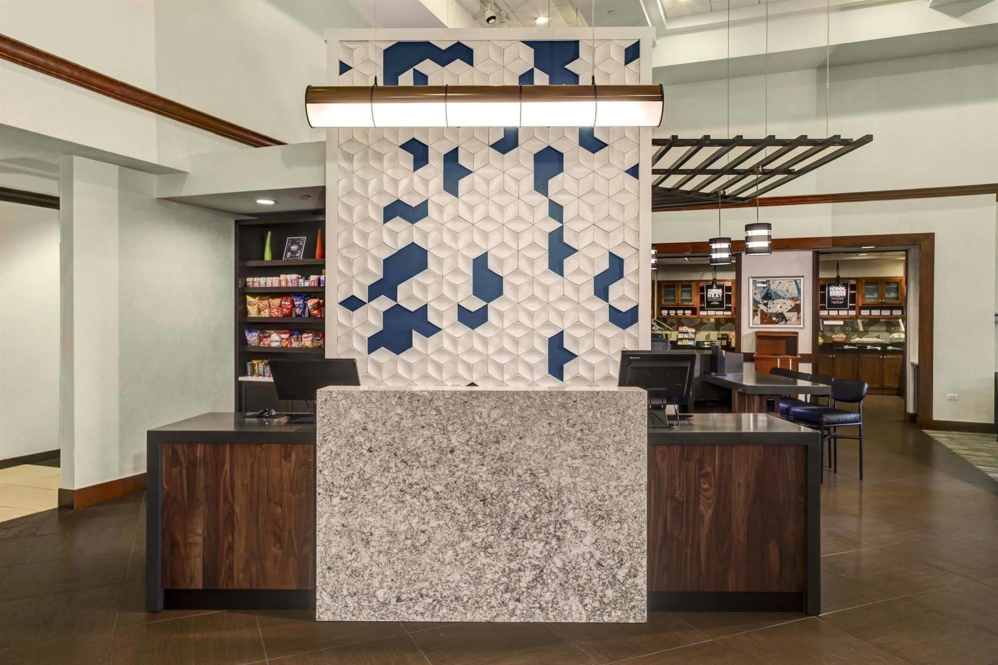 אורורה Hyatt Place Denver Airport מראה חיצוני תמונה