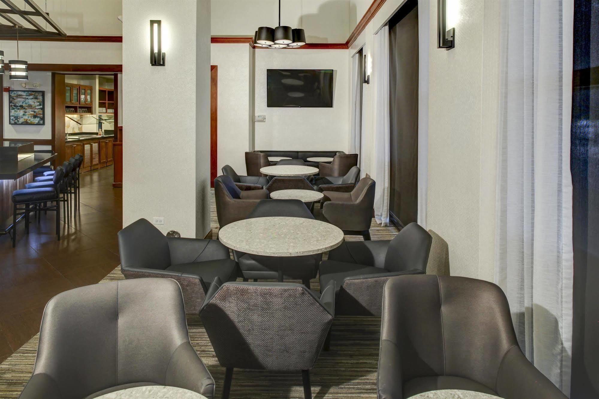 אורורה Hyatt Place Denver Airport מראה חיצוני תמונה