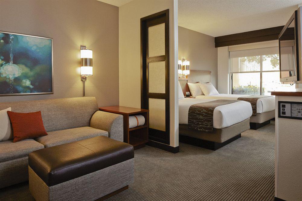 אורורה Hyatt Place Denver Airport מראה חיצוני תמונה