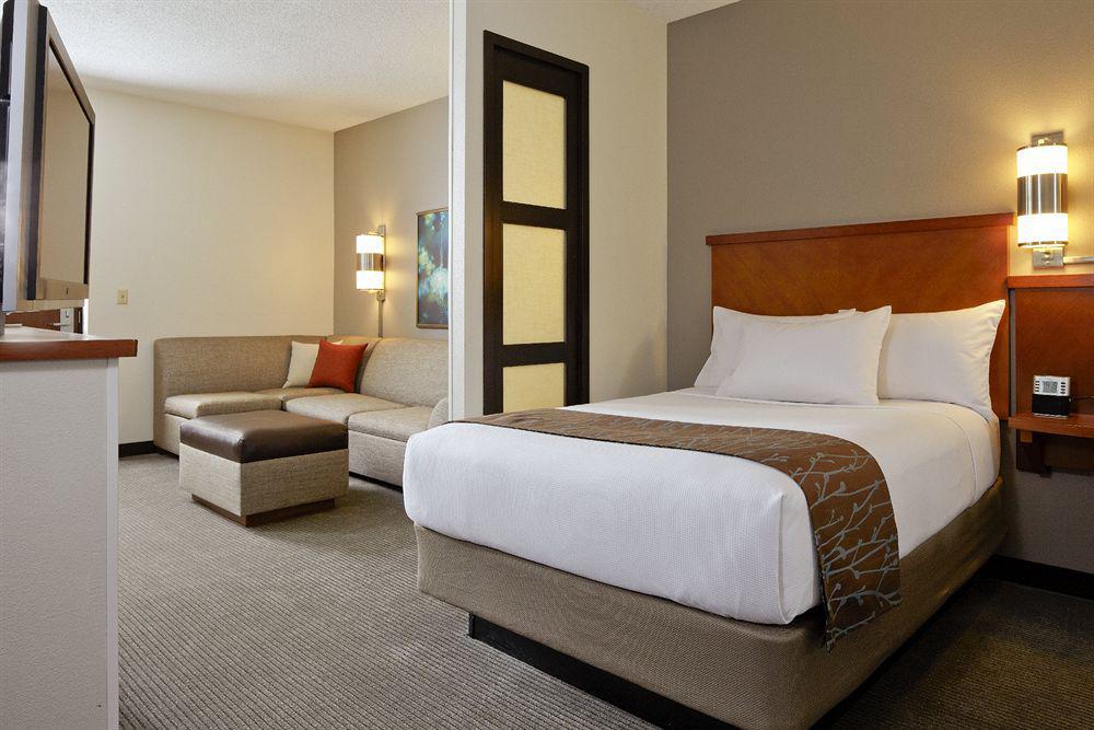 אורורה Hyatt Place Denver Airport מראה חיצוני תמונה